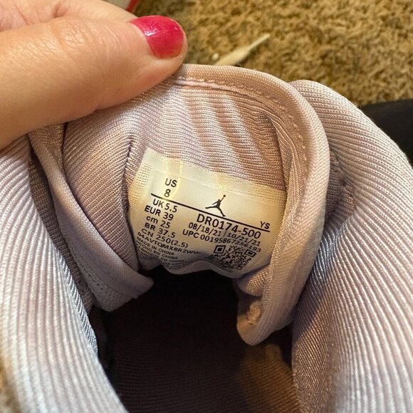 Nike Air Jordan 1 Mid Valentine's Day 2022 sneakers - Picture 7 of 7